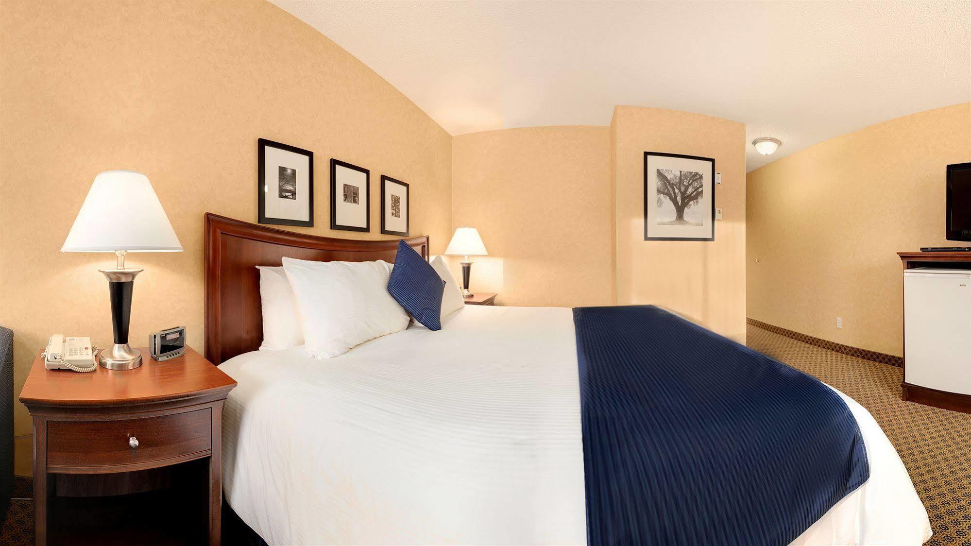 Best Western Plus Country Meadows Inn Aldergrove Exterior photo