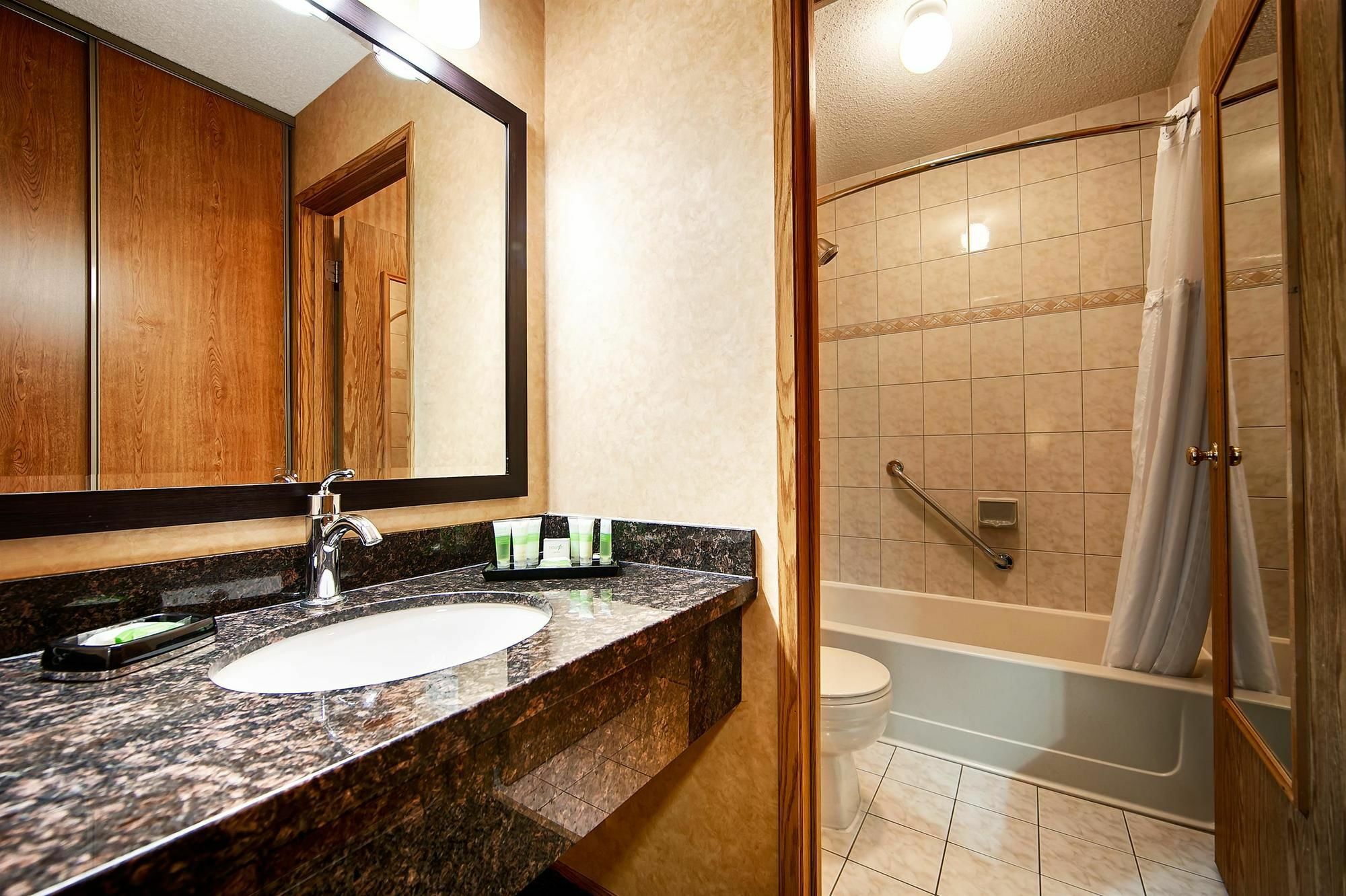Best Western Plus Country Meadows Inn Aldergrove Exterior photo